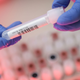 Un trabajador de laboratorio manejando una muestra positiva de covid-19 en el Laboratorio Hermes Pardini en Brasil